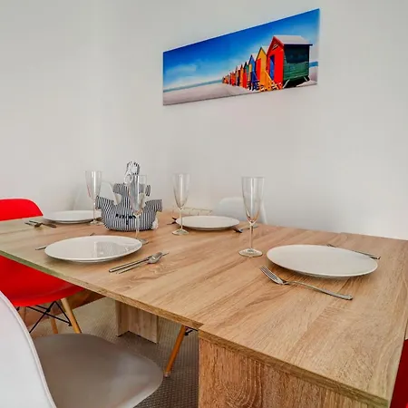 Seaside April By Hello Homes 시체스